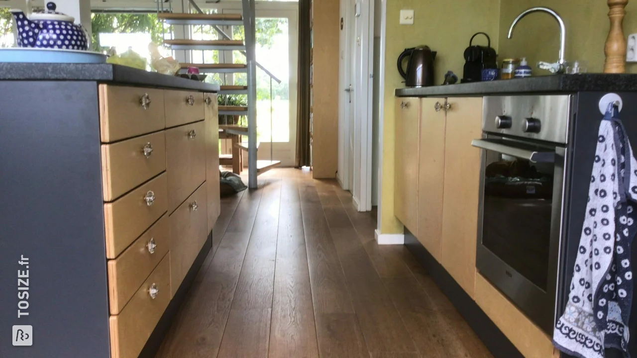 découvrez notre cuisine en contreplaqué de bouleau, alliant esthétisme et durabilité. profitez d'un espace fonctionnel et chaleureux, idéal pour des moments conviviaux en famille ou entre amis.