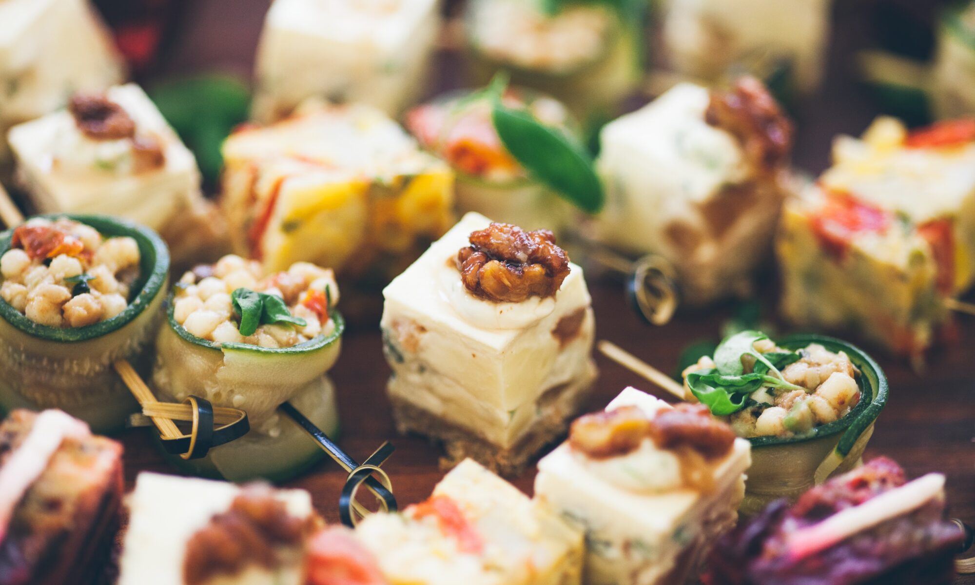 découvrez nos astuces incontournables pour organiser un buffet réussi. que ce soit pour une fête, un mariage ou une réunion, apprenez à choisir les plats, à décorer votre table et à accueillir vos invités comme un pro.