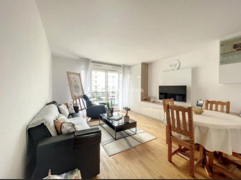 découvrez comment adopter un style de vie épuré avec un appartement minimaliste. conseils, inspirations et astuces pour un espace fonctionnel et harmonieux.