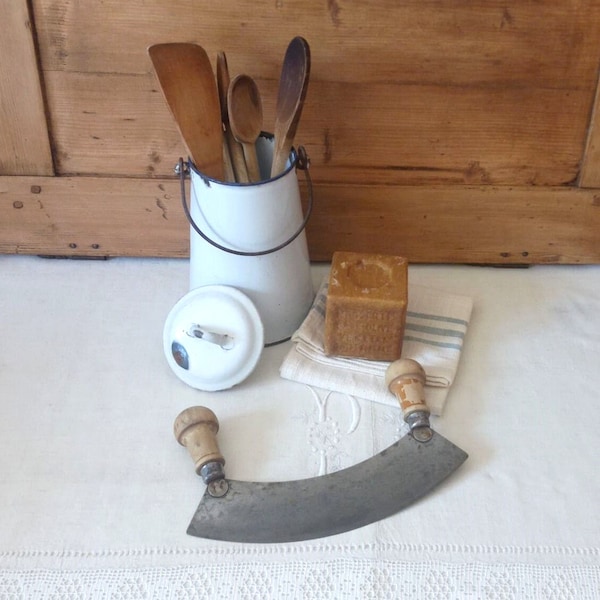 découvrez notre collection d'ustensiles de cuisine vintage, alliant charme rétro et fonctionnalité. redonnez vie à votre cuisine avec des pièces uniques qui évoquent des souvenirs d'antan tout en étant pratiques au quotidien.