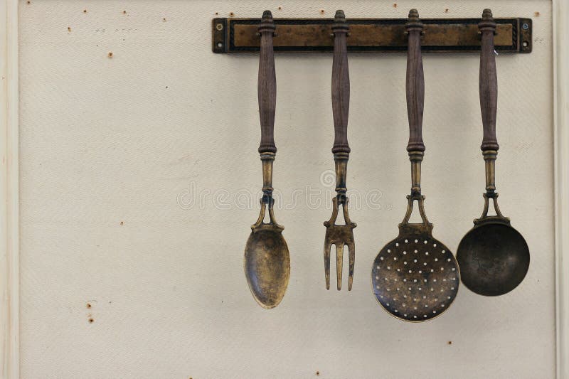 découvrez notre sélection d'ustensiles de cuisine vintage qui ajoutent une touche d'authenticité et de charme à votre cuisine. parfaits pour les amateurs de gastronomie et de décoration rétro, ces outils allient fonctionnalité et esthétique. redécouvrez le plaisir de cuisiner avec des pièces uniques et intemporelles.